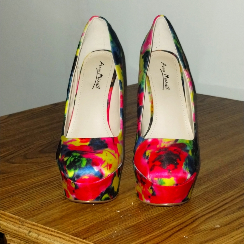 Anne Michelle, size 8 1/2 multi-colored